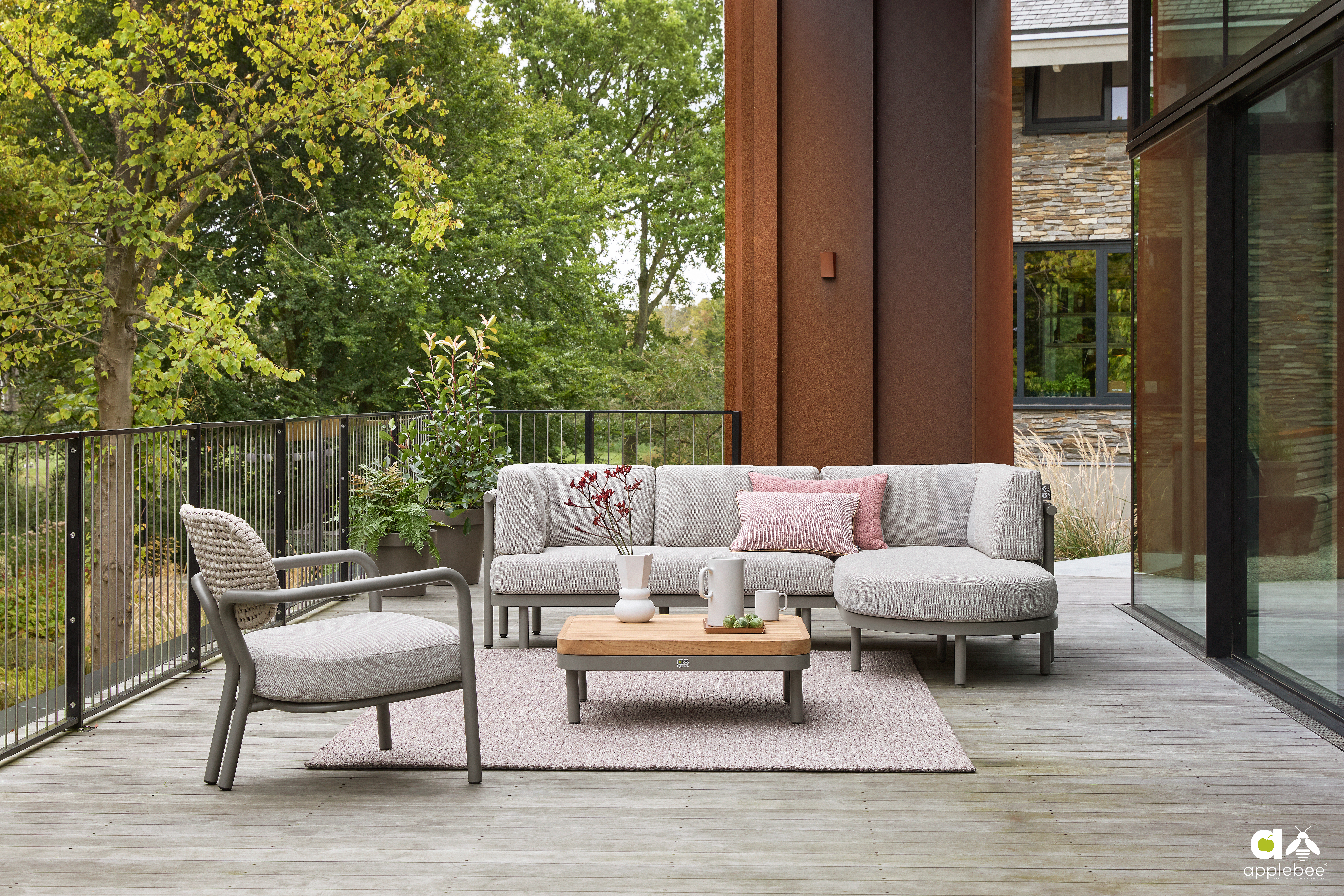 Apple Bee outdoor lounge set Maui